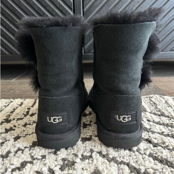 Girls UGG Bailey Button Black Size 2 - Picture 4 of 9